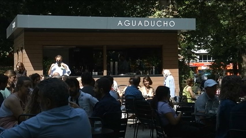 Clientes tomando el vermú en el Aguaducho, tras su reapertura en Oviedo