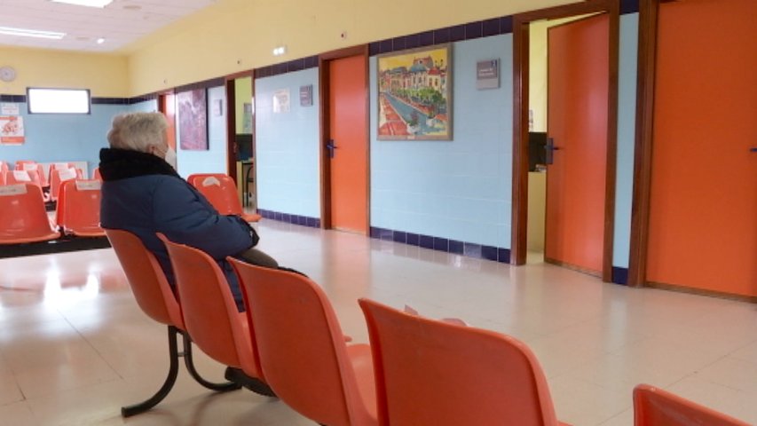 Una persona espera su cita en un centro de salud