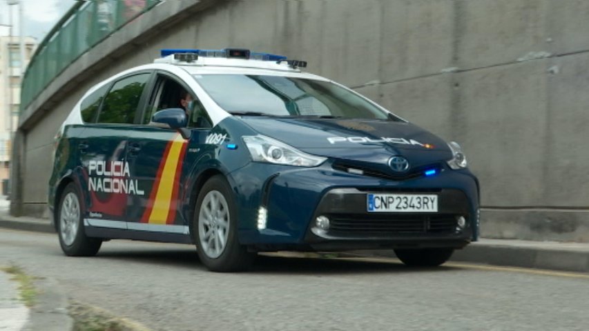 Coche de la Policía Nacional entrando en la comisaría de Gijón del Natahoyo