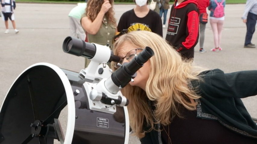 Una persona observa a través de uno de los telescopios de la NASA en el Campus de Viesques