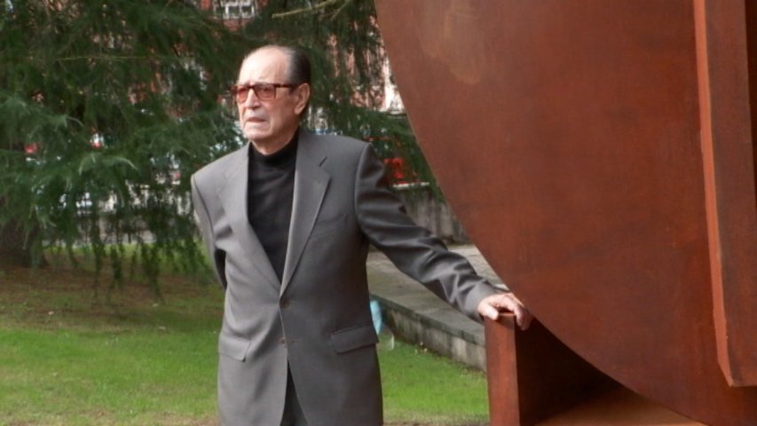 Rafael Canogar junto a su estatua en la Facultad de Ciencias 