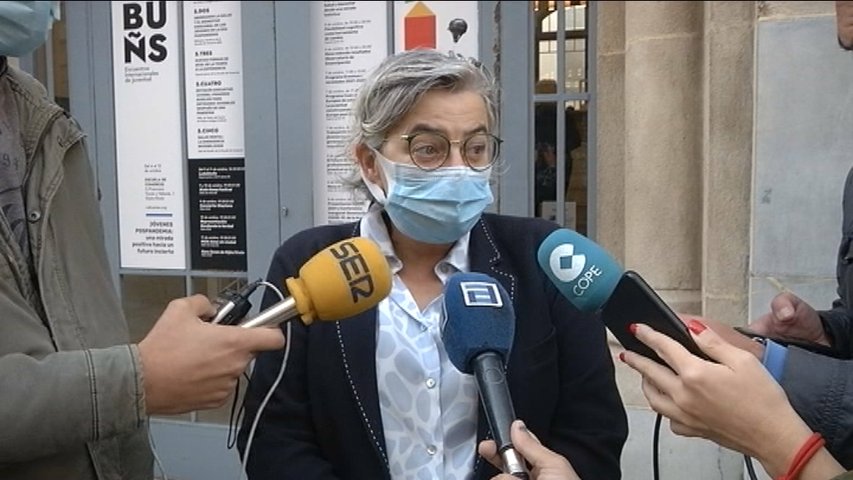 La alcaldesa de Gijón, Ana González, atiende a los medios