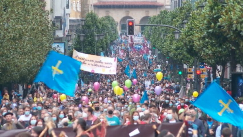 Manifestación multitudinaria a favor de la cooficialidad del asturiano