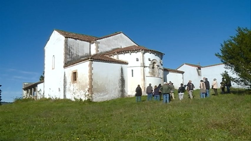 Visitantes contemplan la iglesia románica de Seloriu