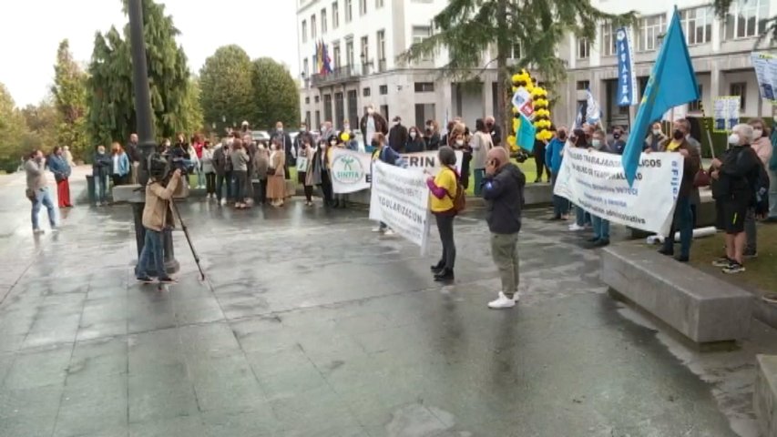 Unos 200 manifestantes reclaman en Oviedo estabilidad para los interinos