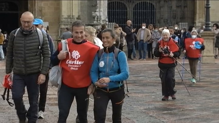 Peregrinos salen de Oviedo para realizar el Camino Primitivo hasta Lugo