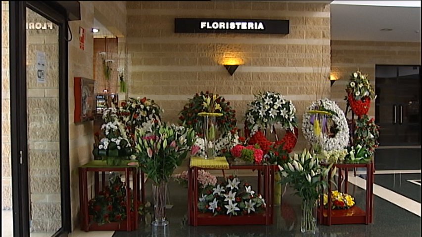 Floristería llena de ramos en el tanatorio de Gijón