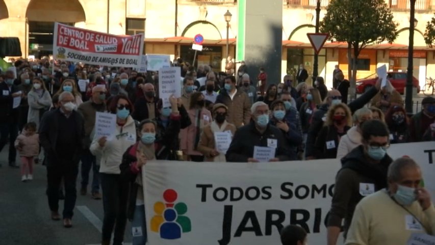 Decenas de manifestantes reclaman en Oviedo más recursos para Jarrio