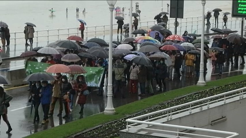 Multitudinaria concentración en Gijón en defensa de la calidad del aire