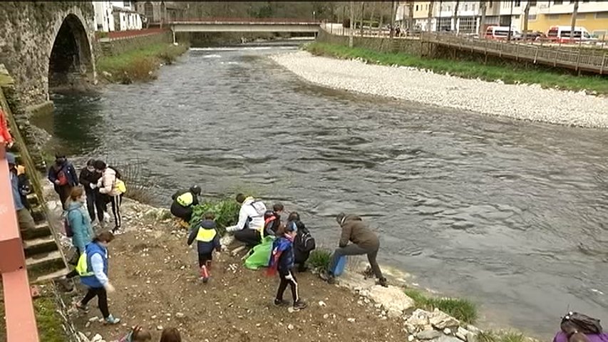 Familias limpiando cauces en los ríos asturianos del Oriente