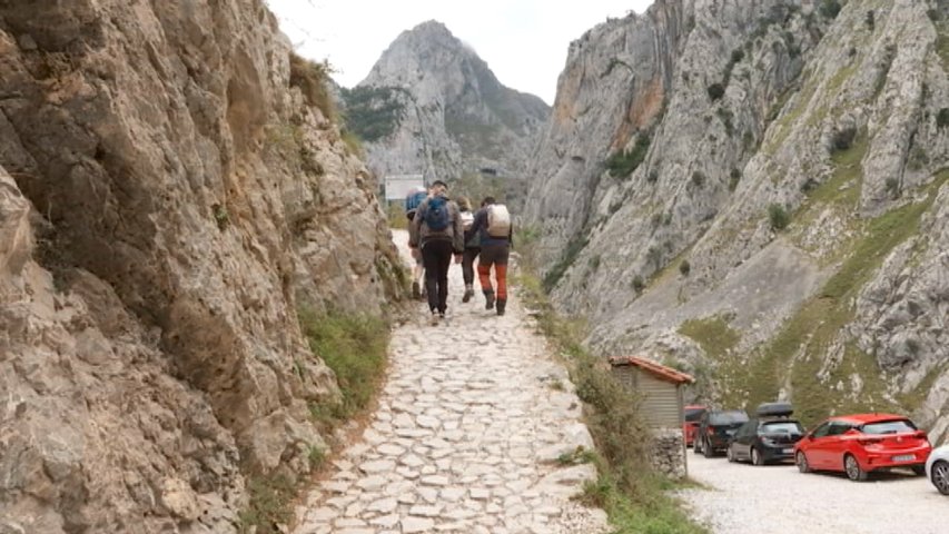 Montañeros realizando una ruta en Picos de Europa