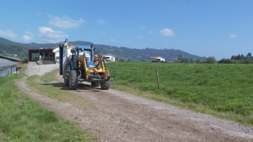 Tractor en el campo asturiano