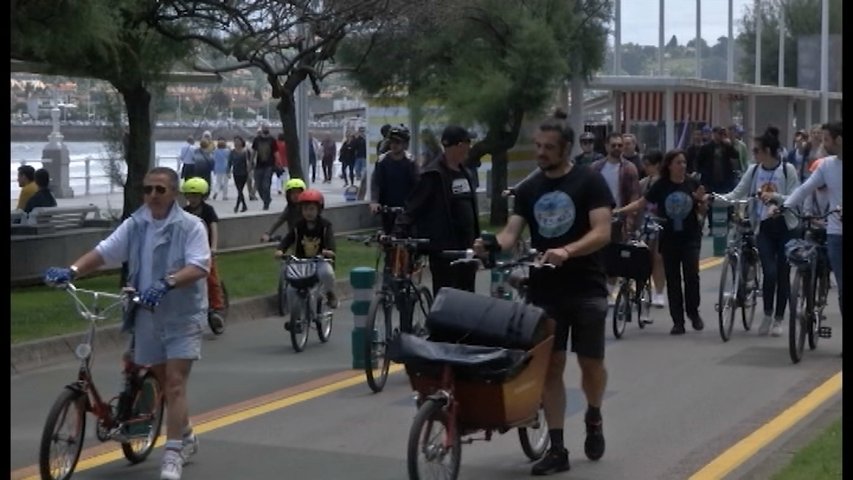Concentración a pie a favor de la peatonalización definitiva del 'Cascayu' en Gijón