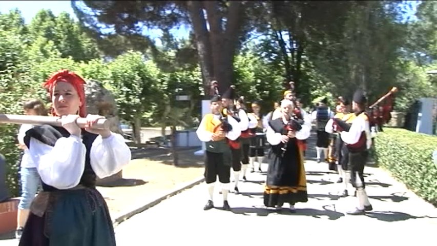 Procesión y actuación de gaiteros en el Día del Bollu en la Quinta de Asturias en Madrid