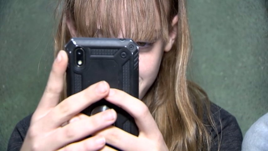 Una joven consultando sus redes sociales en su móvil