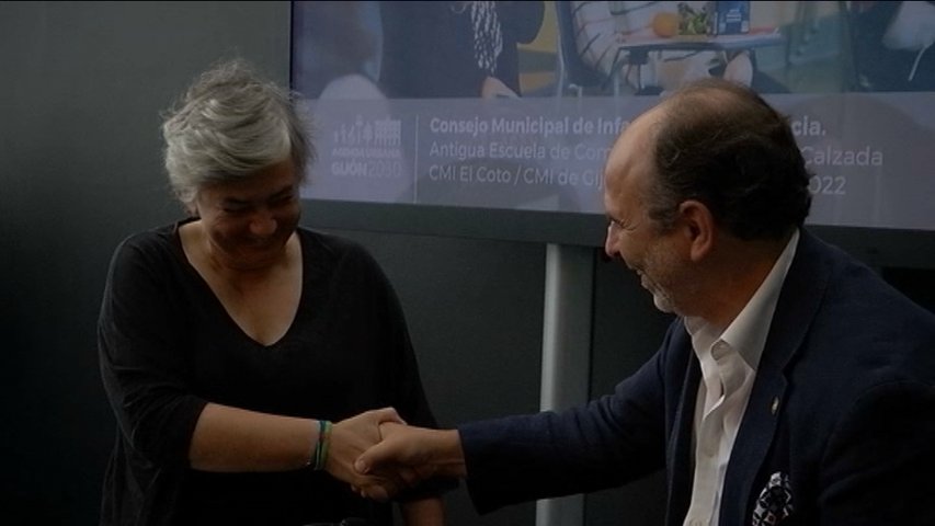 Ana González e Ignacio Villaverde firman un protocolo de colaboración para el campus de Gijón