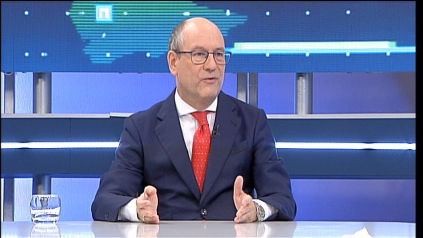 Santiago Álvarez, profesor de Economía de la Universidad de Oviedo, en la entrevista del Matinal