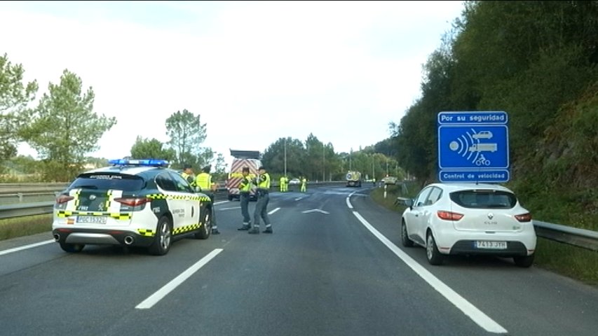 Guardia Civil, ambulancias y cortes en la A-66 a la altura de Ribera de Arriba tras un choque mortal