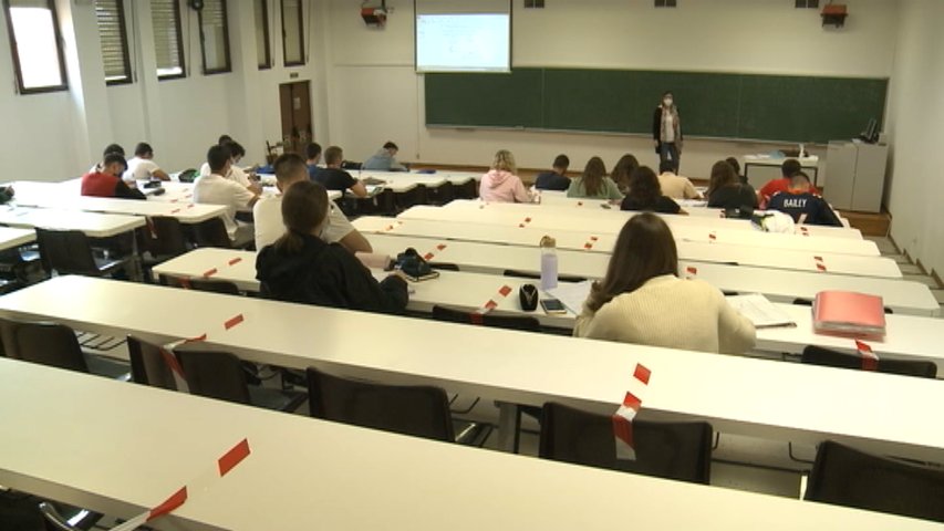 Un aula llena de alumnos en la Universidad de Oviedo
