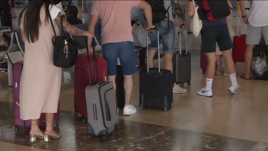 Pasajeros con equipaje en el Aeropuerto de Asturias