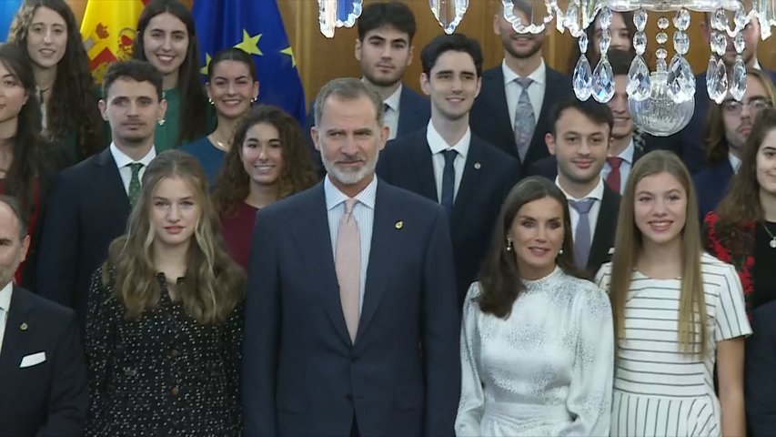 Los reyes con los estudiantes galardonados con las Medallas de Asturias