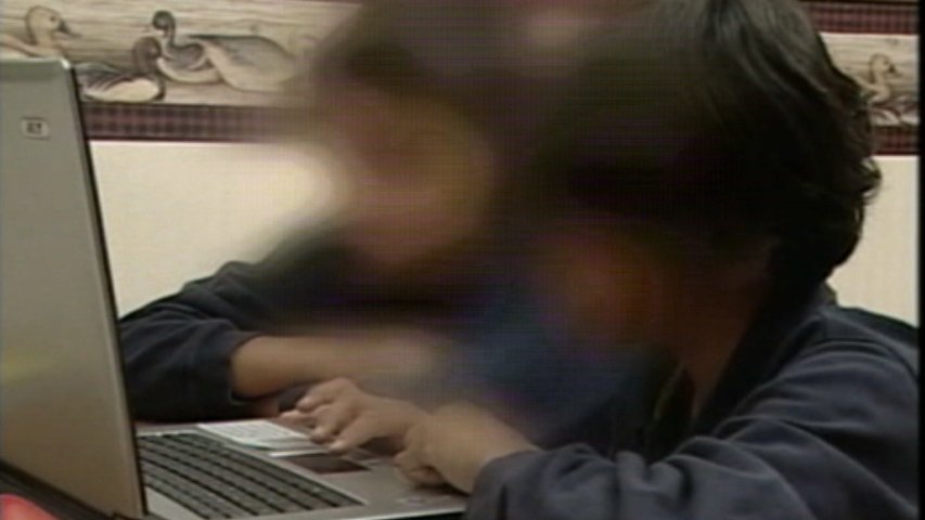 Menores consultando Internet en un ordenador 