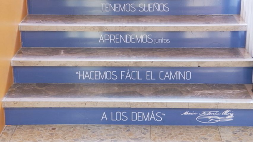 Mensajes positivos en las escaleras de un colegio público asturiano