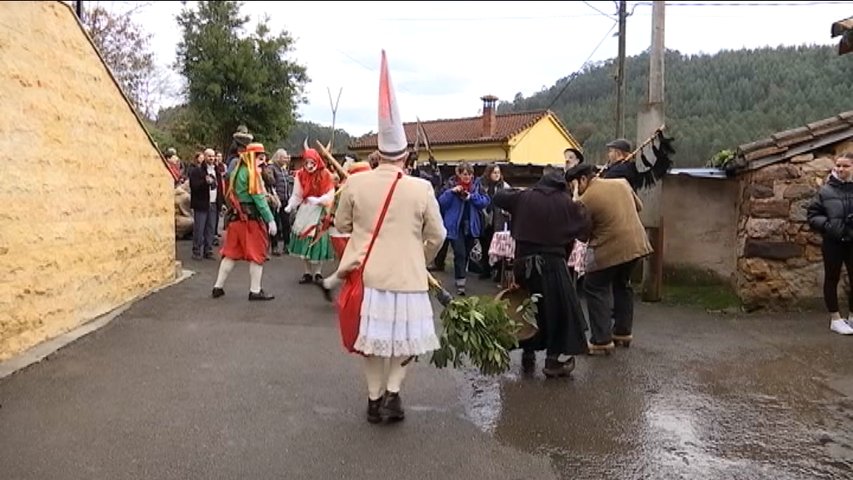 Aguilandeiros pidiendo el aguinaldo por los pueblos de la parroquia de Grau