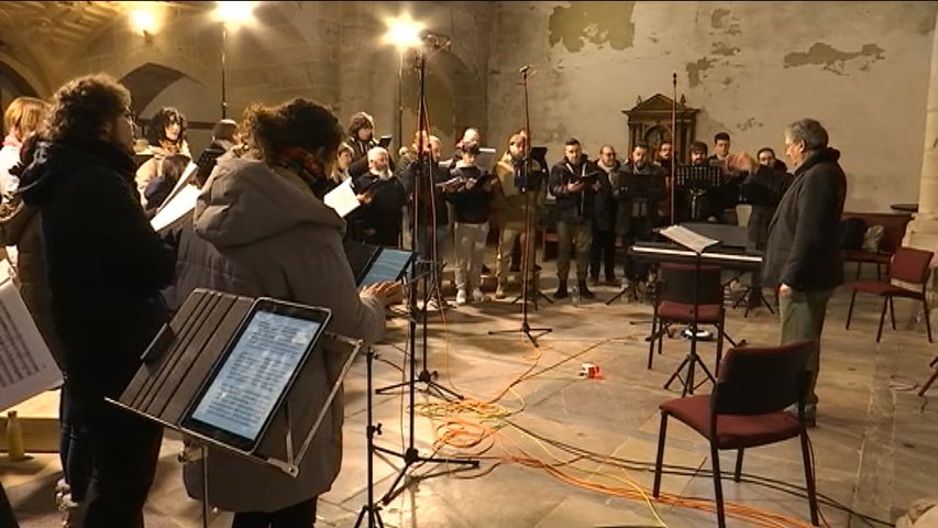 El León de Oro graba su tercer disco en la iglesia de Cornellana por su acústica