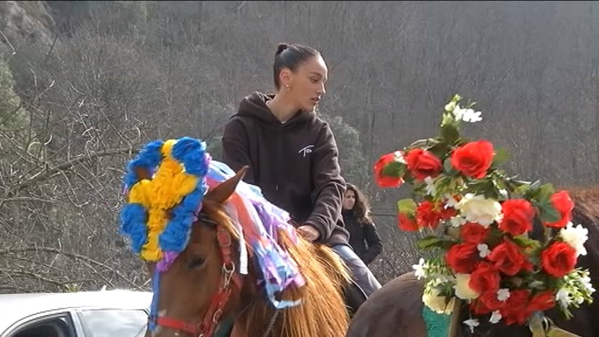Una moza soltera de Cazu participa, por primera vez, en el aguinaldo que recorre a caballo la parroquia de Ponga