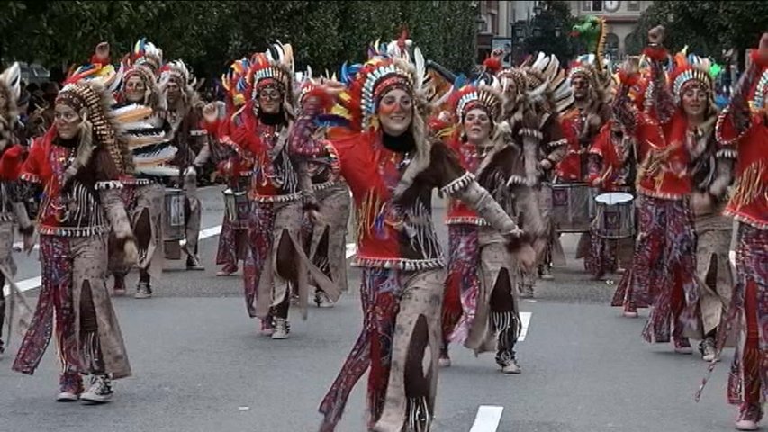 Prima Simplemente desbordando Zapatos antideslizantes Miles de personas disfrutan del desfile de carnaval en Oviedo - Noticias  RTPA
