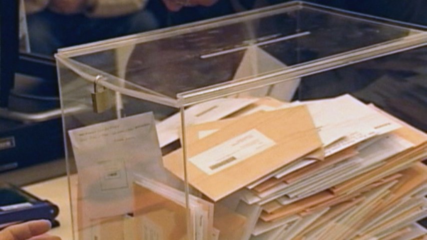 Urna con votos extranjeros en las anteriores elecciones de España