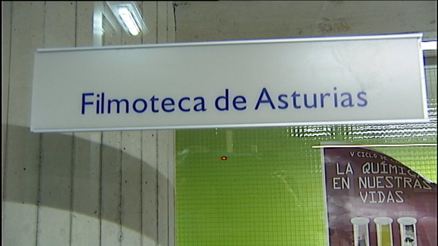 Letrero de la Filmoteca de Asturias, que reabrirá en breve