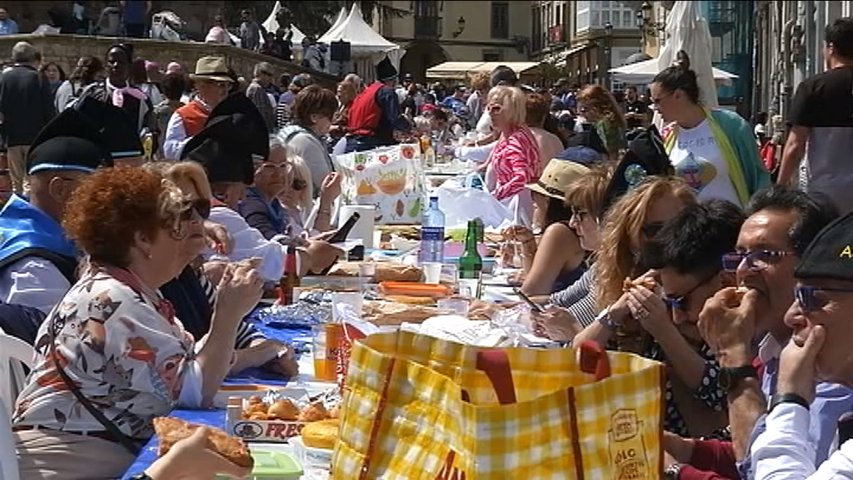 Más de 15.000 personas se reúnen en la Comida en la Calle de Avilés