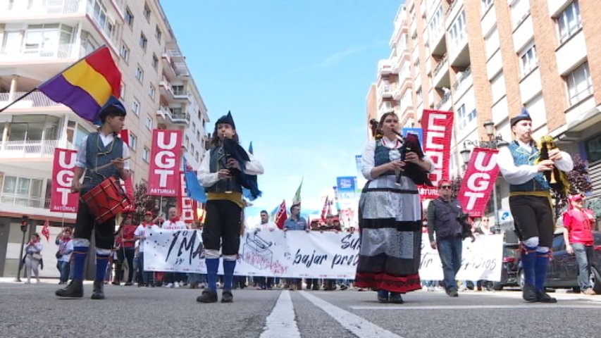 Miles de personas exigen en el Primero de Mayo en Oviedo la subida de los salarios