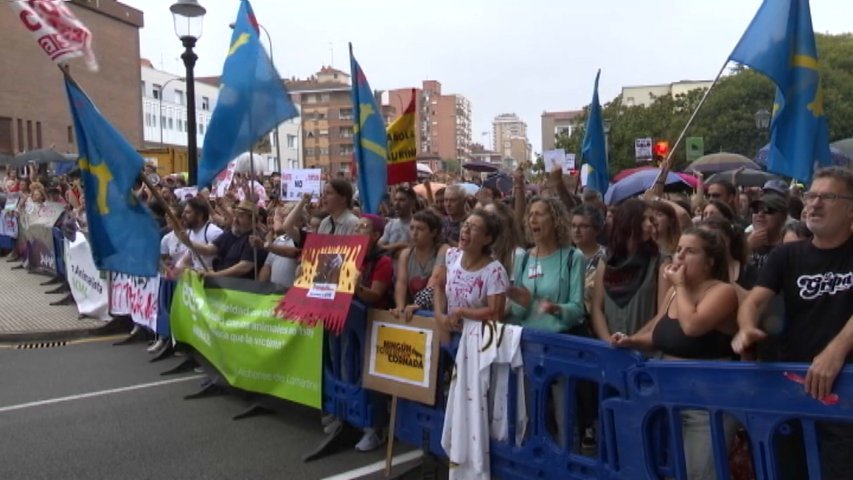 Cientos de antitaurinos protestan por la 'barbarie' del retorno de los toros a Gijón