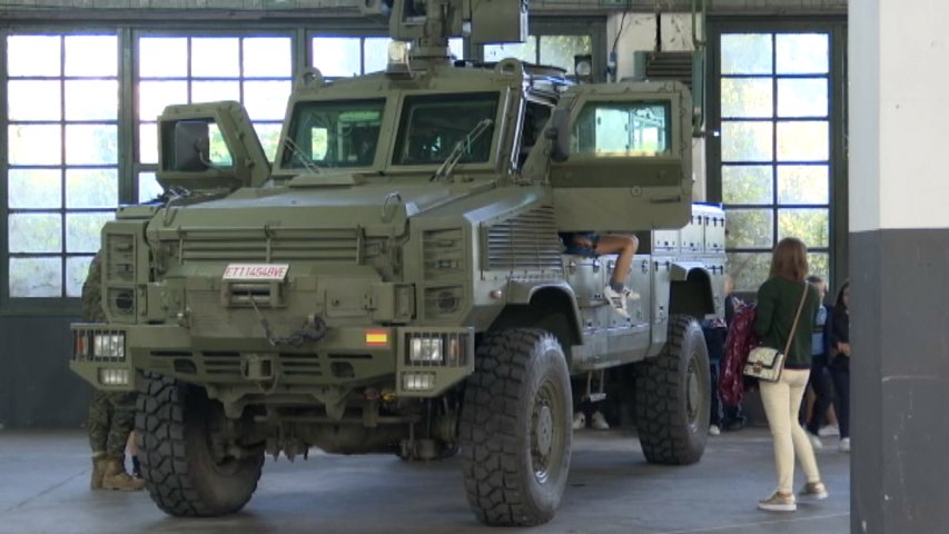 La industria militar se exhibe en la Fábrica de Armas de La Vega 