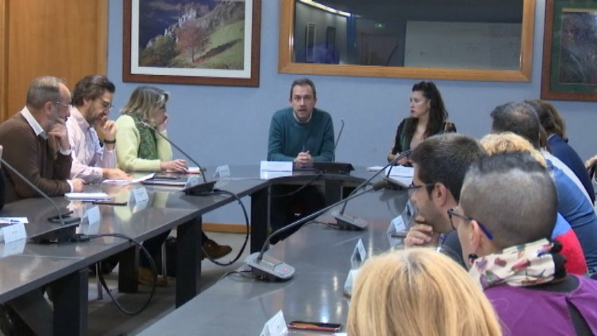 Zapico en una reunión valorando el balance de agresiones Lgtbi en Asturias