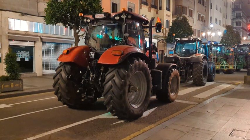 Los tractores siguen en Oviedo a la espera de la reunión entre Principado y ganaderos 